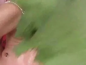 Zapikapil多汁的欧洲黑发，并放在她的嘴里