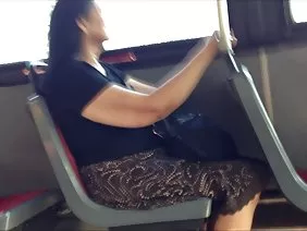 丰满的小鸡在家庭录影乘坐公鸡