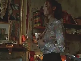 与俱乐部的黑人和白色美女的热狂欢