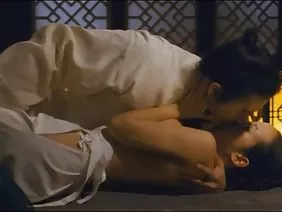 细长的小鸡跳上一个小鸡巴