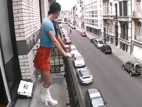 一个家伙在厨房里砸了小鸡