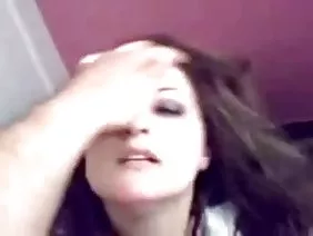 一个婊子用手指在湿漉漉的猫咪