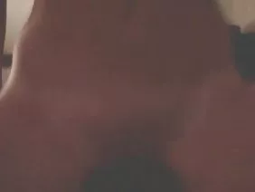 这家伙性交两个性感可靠的女朋友，并在其中一个的阴部完成