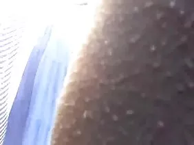 与公园有纹身的金发女郎三人行