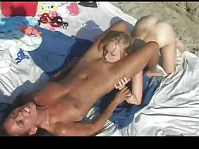 困倦的艾琳娜猫在床上把自己交给了她的爱人
