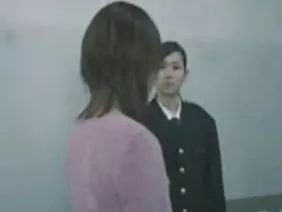 年轻的女学生同时抽烟和吸