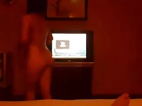 坚持不懈的老板搞砸了桌上华丽的秘书