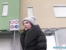 Boyfren蒙上了他的小鸡，并要求一位朋友给她一家公司