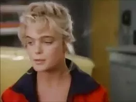 两个年轻的女朋友他妈的和一个年轻的家伙