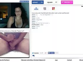 两个瘦小的男孩袭击了一个小成员