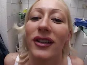 华丽的金发女郎奇妙地在她的阴户性交