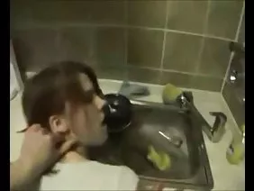 袜子里的丰满贱人闷闷不乐，卧室里有他妈的