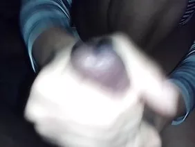 油中的美女有一个年轻的肛门