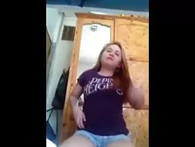 那家伙带着那个黑发女孩,在猫的床上干了她
