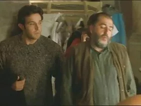 俄罗斯的成熟肥胖夫人撕毁在她的年轻恋人床上