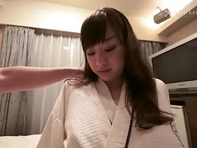 黑色放荡的母狗互相爱抚，吸吮白色鸡巴
