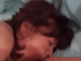 白人在大床上乱搞两名黑人妇女