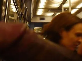 女同性恋者正在测试一系列性玩具