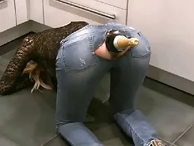 脚恋物癖在桑拿浴室操了两个美女