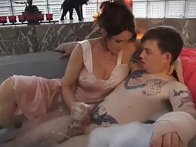 情人在她男朋友面前性交美丽的女朋友