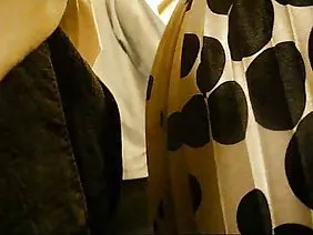 传播一个成熟的女人在桌子上的酷他妈的