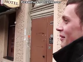 郁郁葱葱的嘴唇的俄罗斯性交在屁股更深