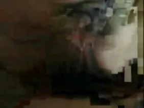 年轻的男孩打架两个多汁的母亲
