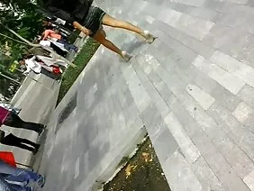 跳跃在一个大橡胶鸡巴的贪心的婊子