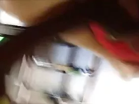 两个热门的家伙操了一个乳头拉着她所有的洞