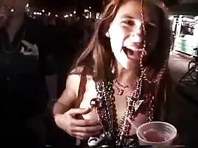 兄弟引诱年轻的妹妹做爱，并乱搞她的暨里面