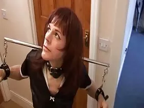 顽皮的婊子穿上一个鸡巴和性交在屁股