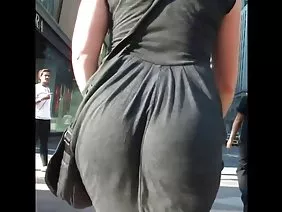 俄罗斯的脆弱的浅黑肤色的男人在她的猫性交