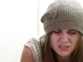 她的阴部的Dryuchit美女驾驶她到最西红柿