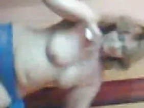 妈妈给了她没有经验的小女儿舔阴部