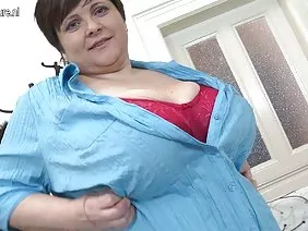 他邀请了一位朋友去交他的女朋友