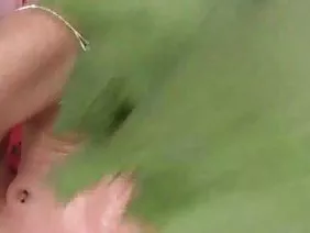 他在街上脱掉了他的女朋友，在家里他妈的很热